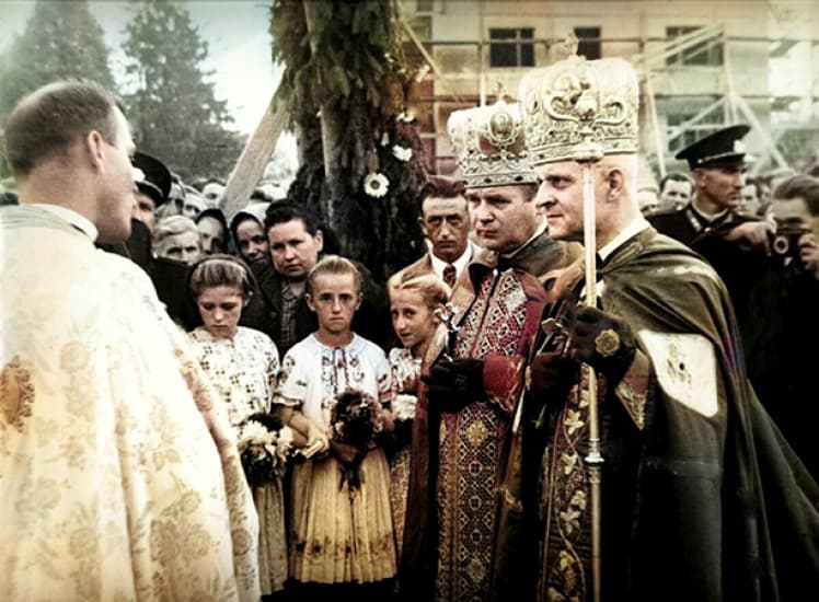 Biskupi Pavel Peter Gojdič a Vasiľ Hopko v Stropkove 4. septembra 1949. Zdroj: Archív prešovského arcibiskupstva