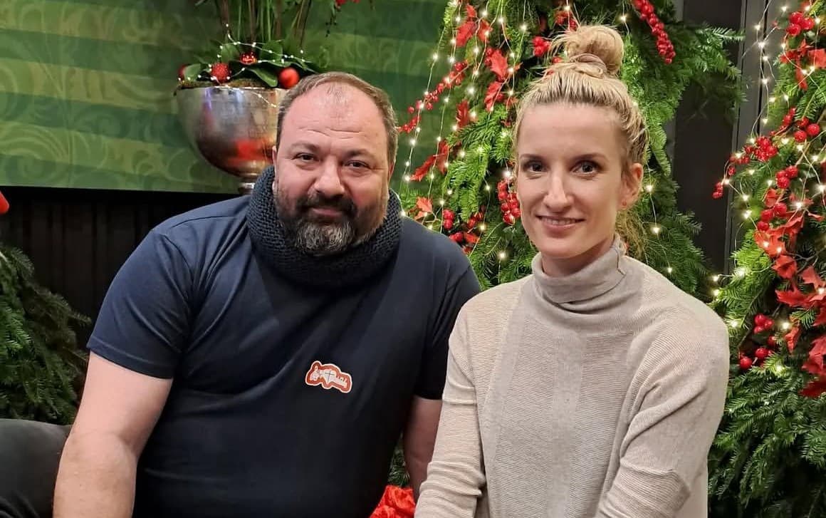 Gréckokatolícky kňaz Peter Paľovčík na fotografii s moderátorkou Adelou Vinczeovou. Zdroj: Instagram otca Petra Paľovčíka