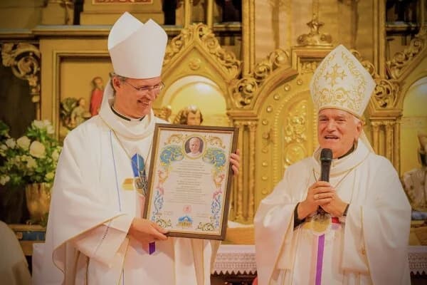 Apoštolský nuncius na Slovensku Nicola Girasoli odovzdáva pozdrav od Svätého Otca Leva XIV. spišskému biskupovi Mons. Františkovi Trstenskému. Zdroj: FB/Diecézny eucharistický kongres