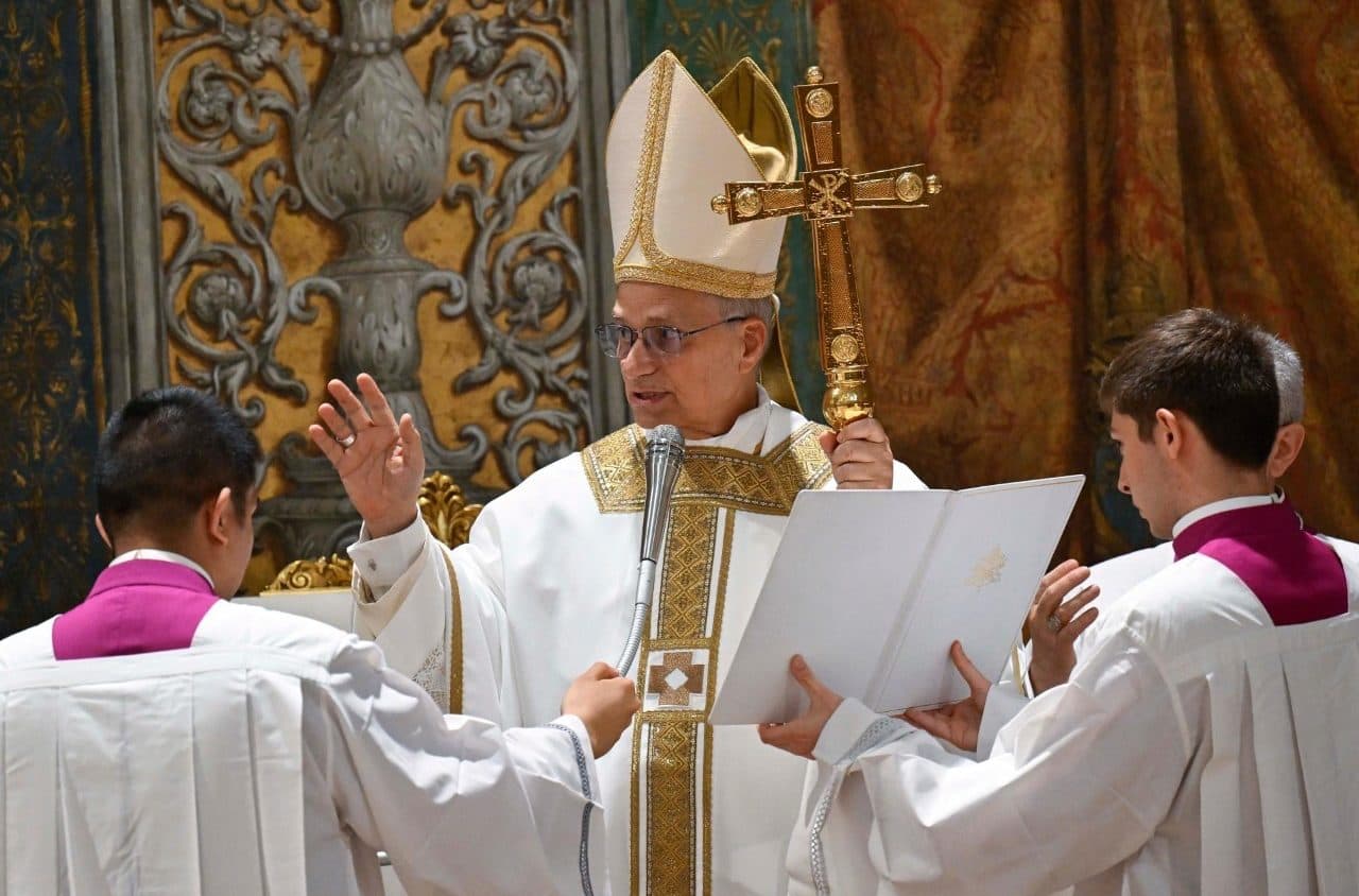 Pápež Lev XIV. počas slávenia svätej prvej svätej omše v Sixtínskej kaplnke 9. mája 2005. Zdroj: Slovenská sekcia Vatican News