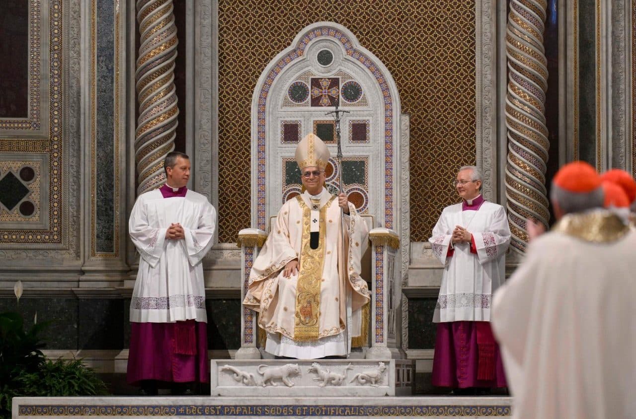 Pápež Lev XIV. prevzal 25. mája 2025 katedru v Bazilike svätého Jána v Lateráne. Zdroj: Slovenská sekcia Vatican News