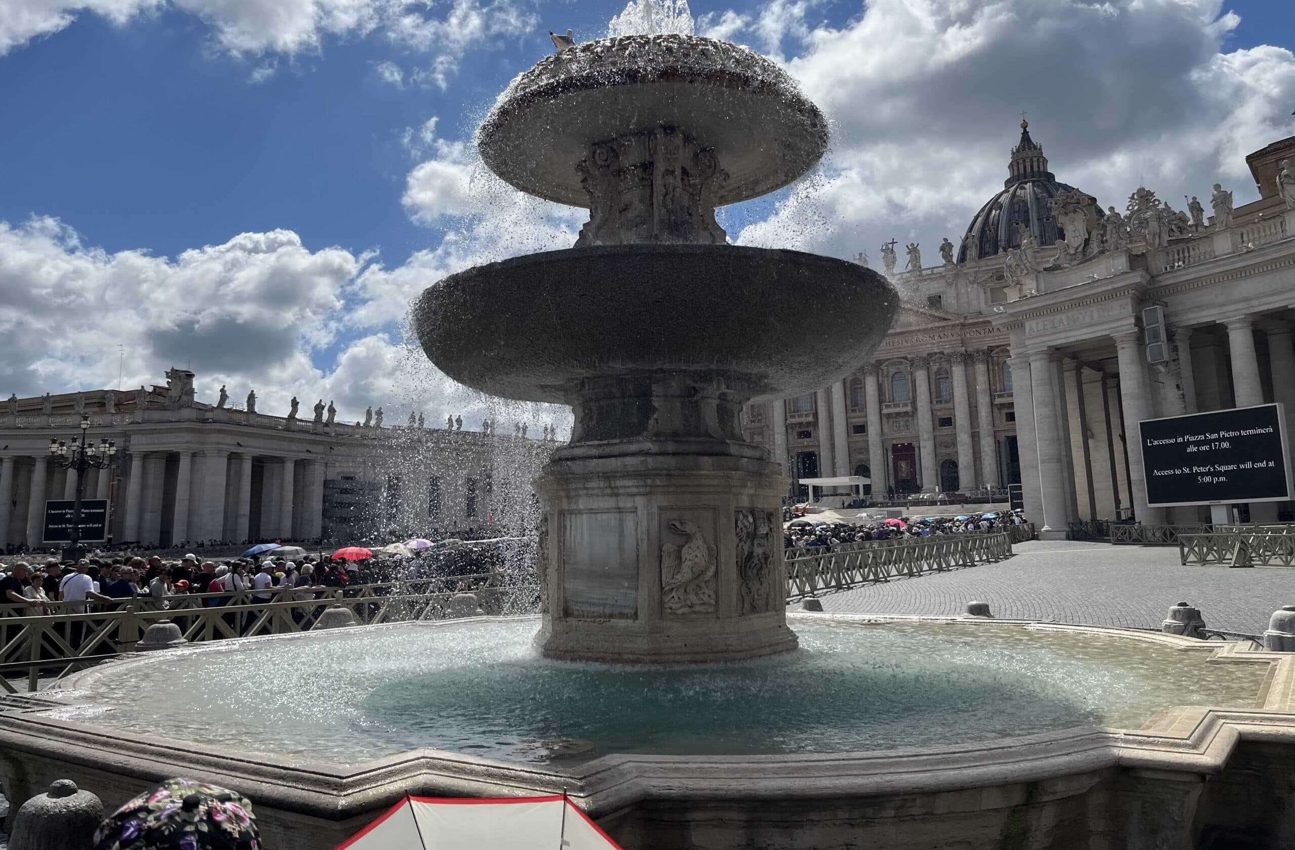 Pútnici tlačiaci sa v zástupe deň pred pohrebom pápeža Františka. Foto: J. Lukačovská