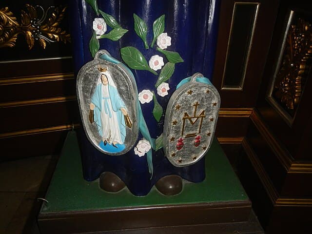 Zázračná medaila ako súčasť sochy Kataríny Labouré. Zdroj: wikimedia commons