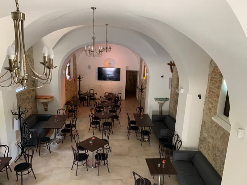 Obnovený interiér Kostola svätého Víta v Bratislave-Rusovciach. Zdroj: web sanktvituskaffee