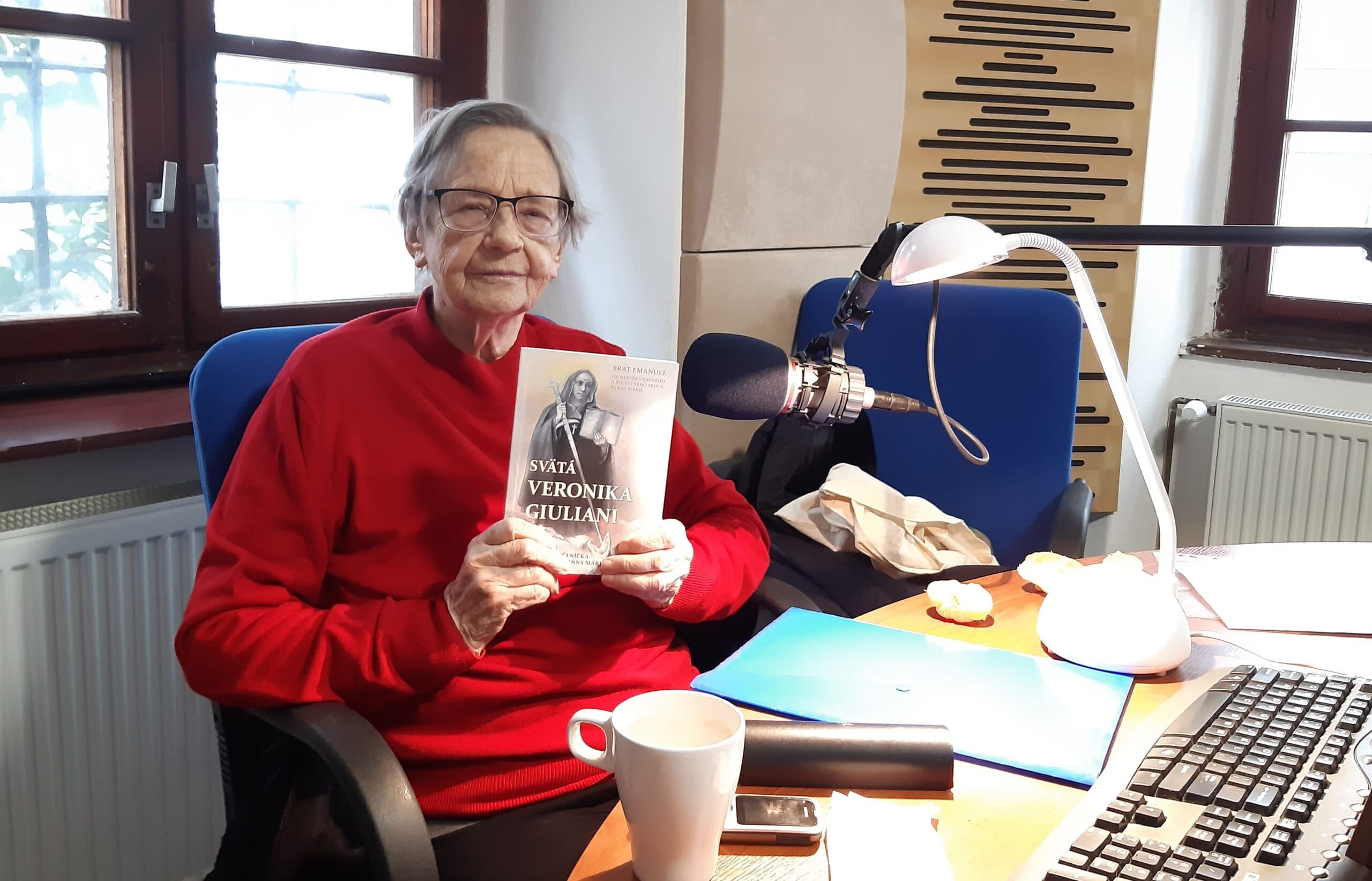 Pani Hilda Michalíková v štúdiu Rádia Lumen v Bratislave v roku 2021 pri nahrávaní knihy o svätej Veronike Giuliani v rámci projektu čítaní na pokračovanie. Foto: Andrea Eliášová