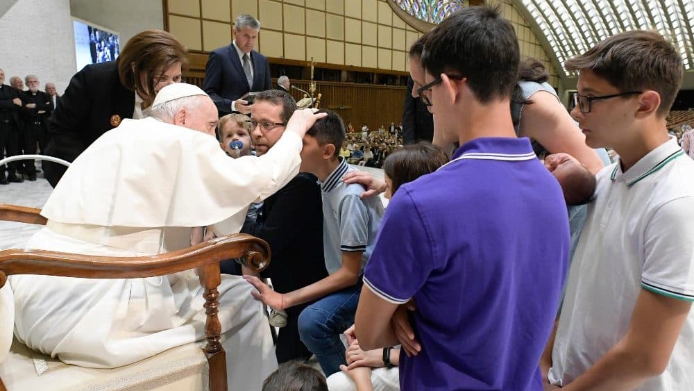 Pápež František v júni 2022 pri vysielaní rodín Neokatechumenátnej cesty na misie. Zdroj: Slovenská sekcia Vatican News