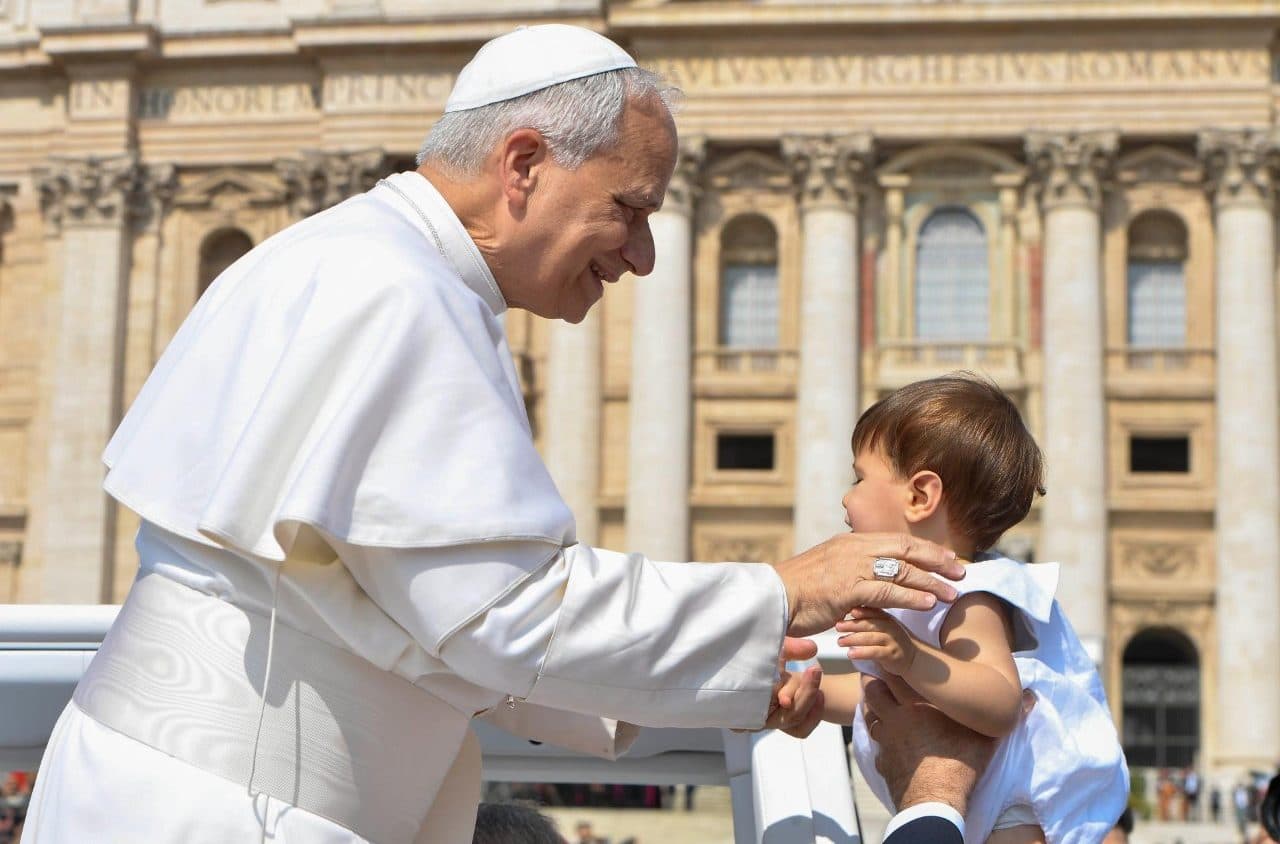 Pápež Lev XIV. a dieťa. Zdroj: Slovenská sekcia Vatican News
