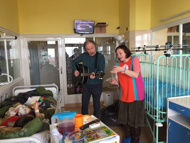 Pri detskom pacientovi s pesničkou - z podujatí českého občianskeho združenia Loutky v nemocnici. Foto: archív Janky Segešovej