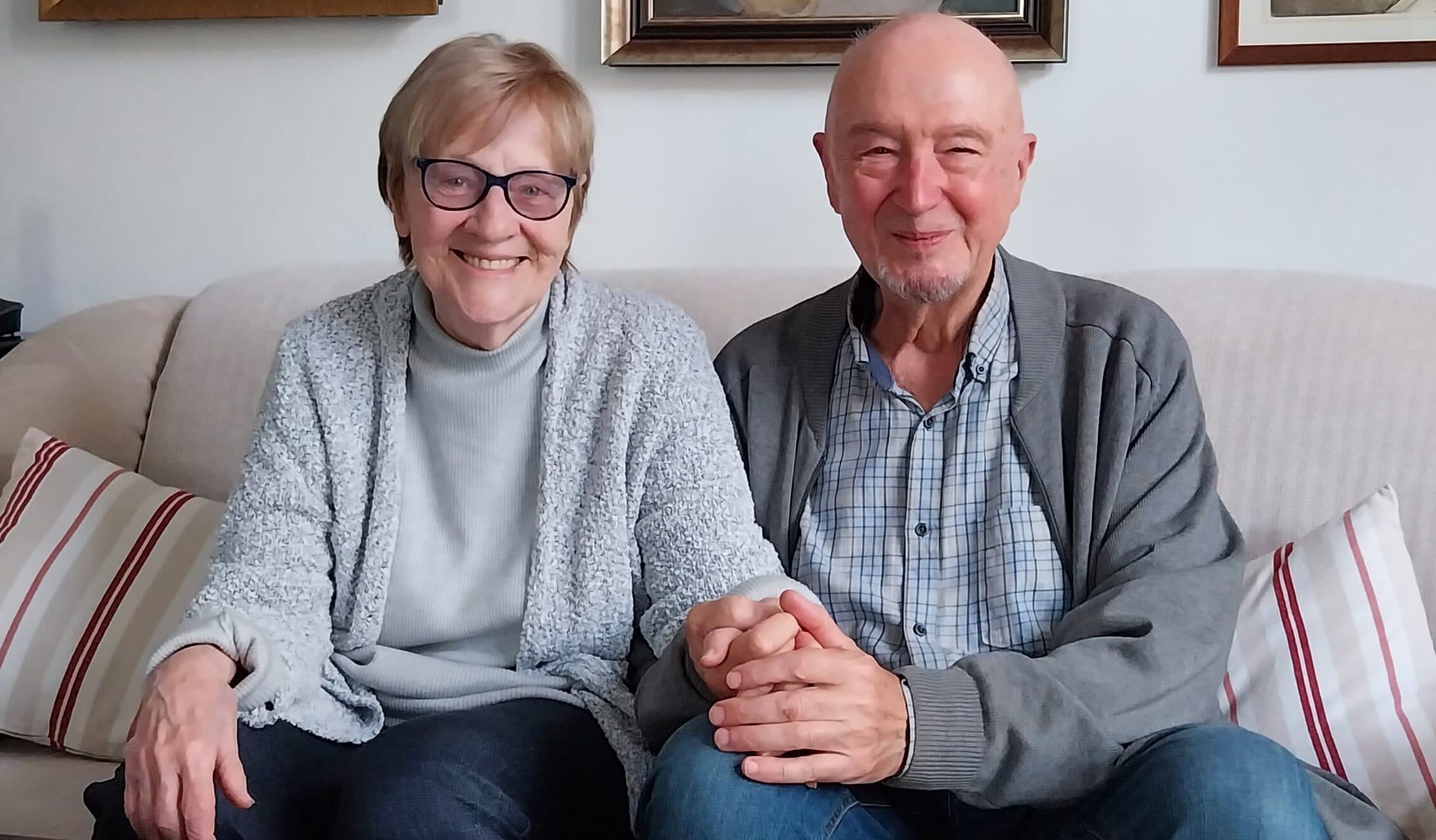 Manželia Vlasta a Ali Brezovskí u nich doma v útulnej obývačke. Foto: Andrea Eliášová