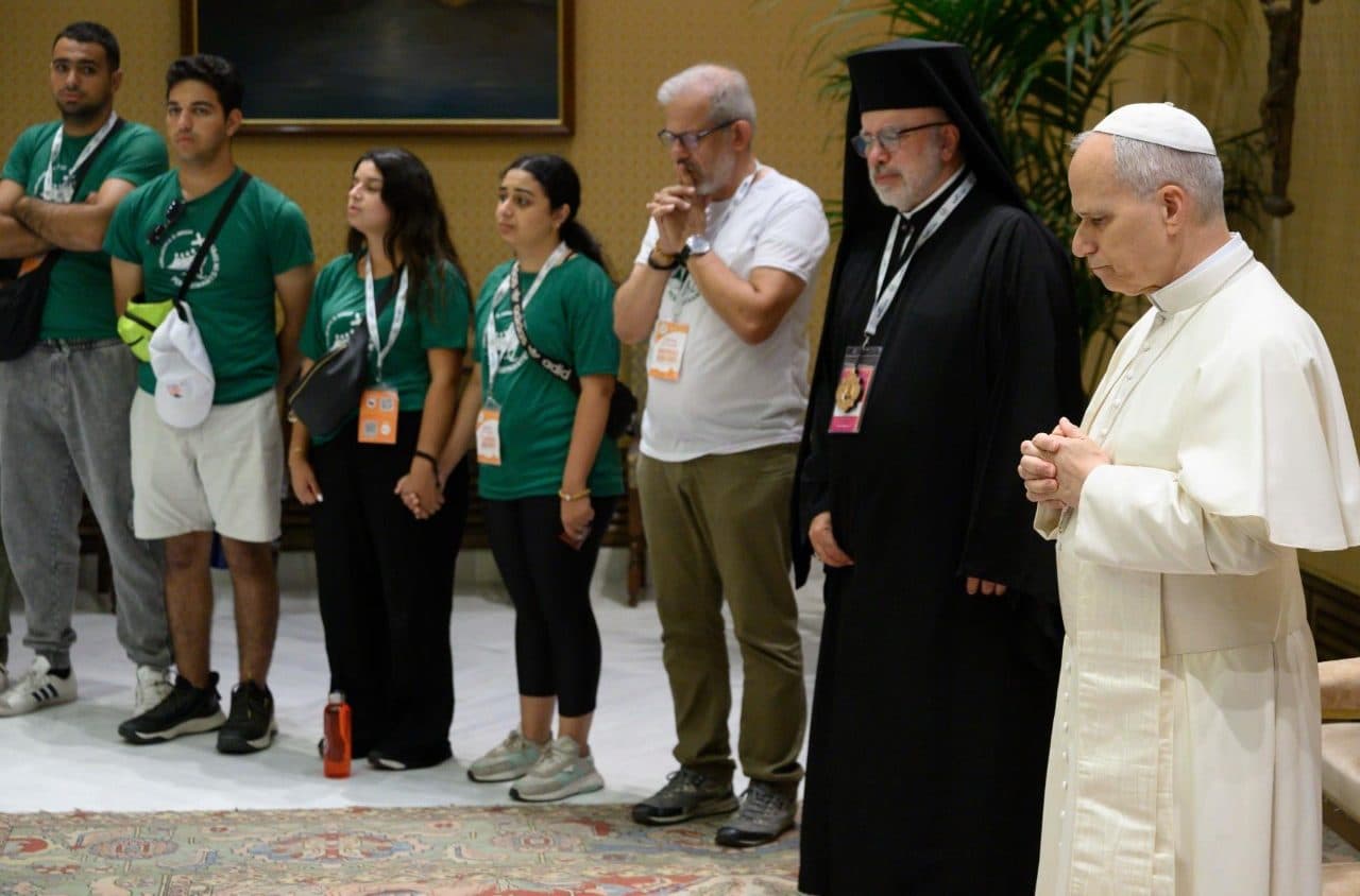 Pápež Lev XIV. pri spoločnej modlitbe s mladými z Egypta. Zdroj: Slovenská sekcia Vatican News