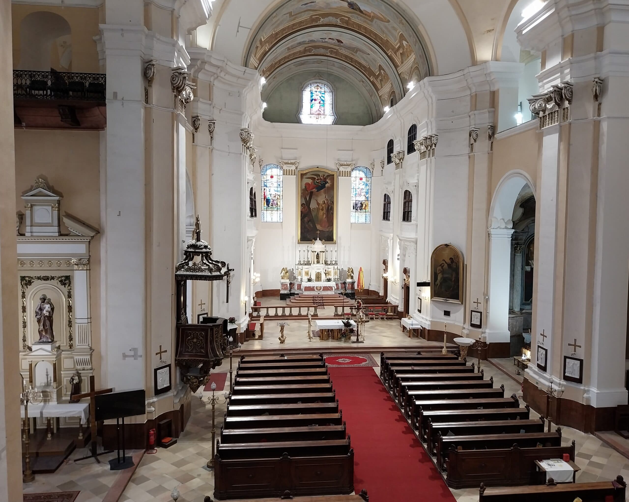 Pohľad na časť obnoveného interiéru baziliky minor v Komárne. Foto: Andrea Eliášová