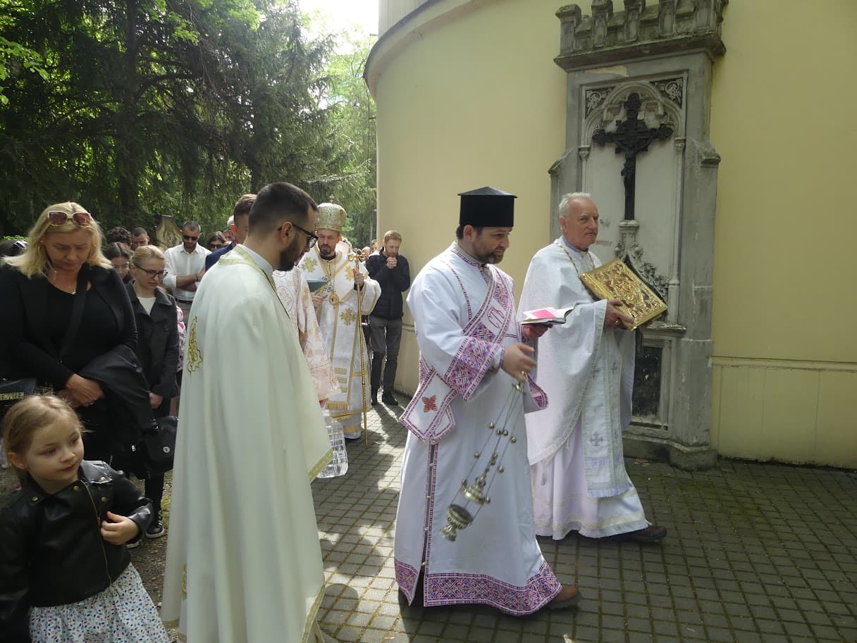 Diakon Michal Vadrna s kadidlom počas liturgického sprievodu na Veľkonočný pondelok. Foto: Stanislav Gábor/grkatba.sk