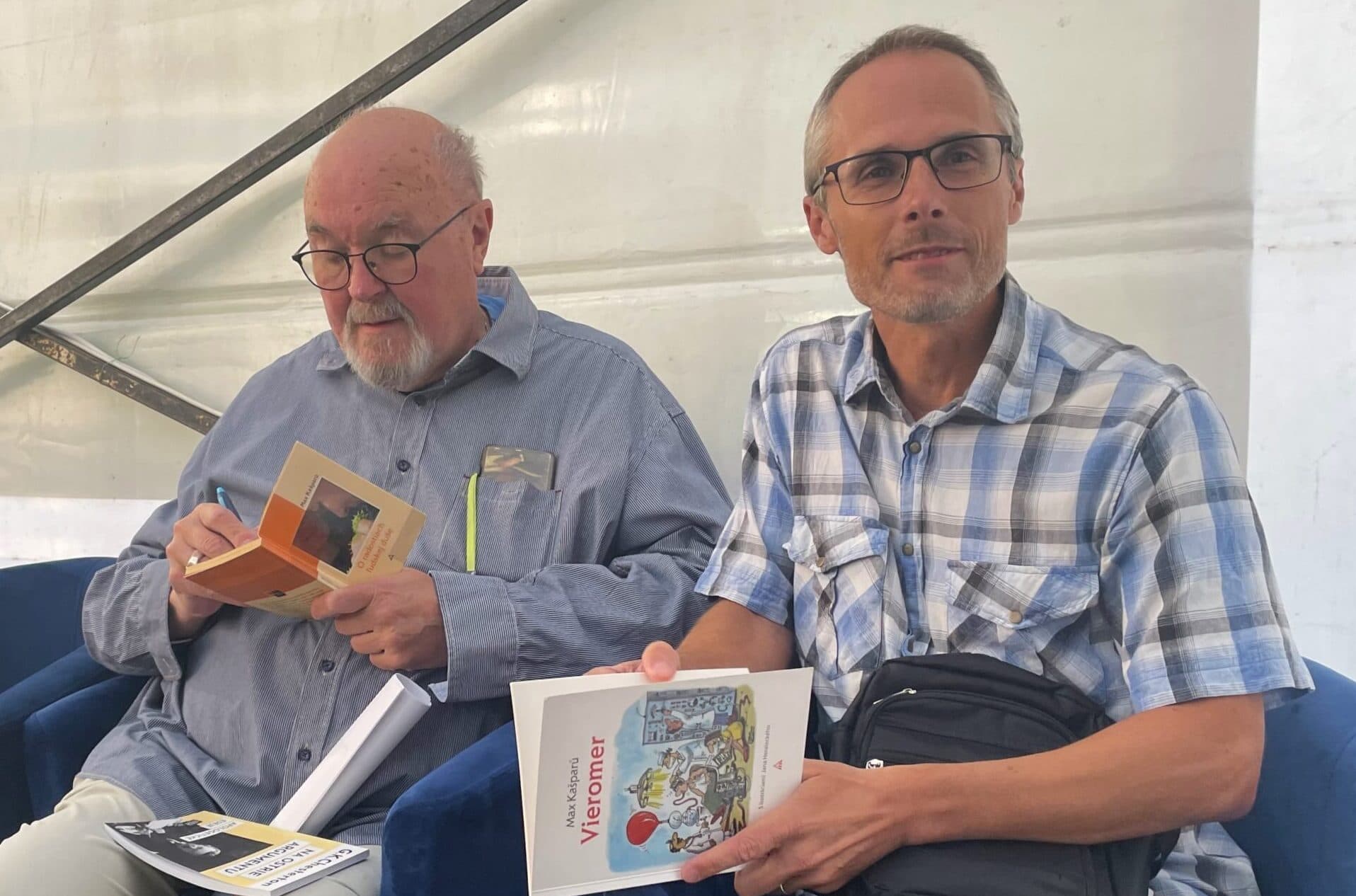 Max Kašparů a Michal Švec pri podpisovaní kníh. Zdroj: archív Michala Šveca