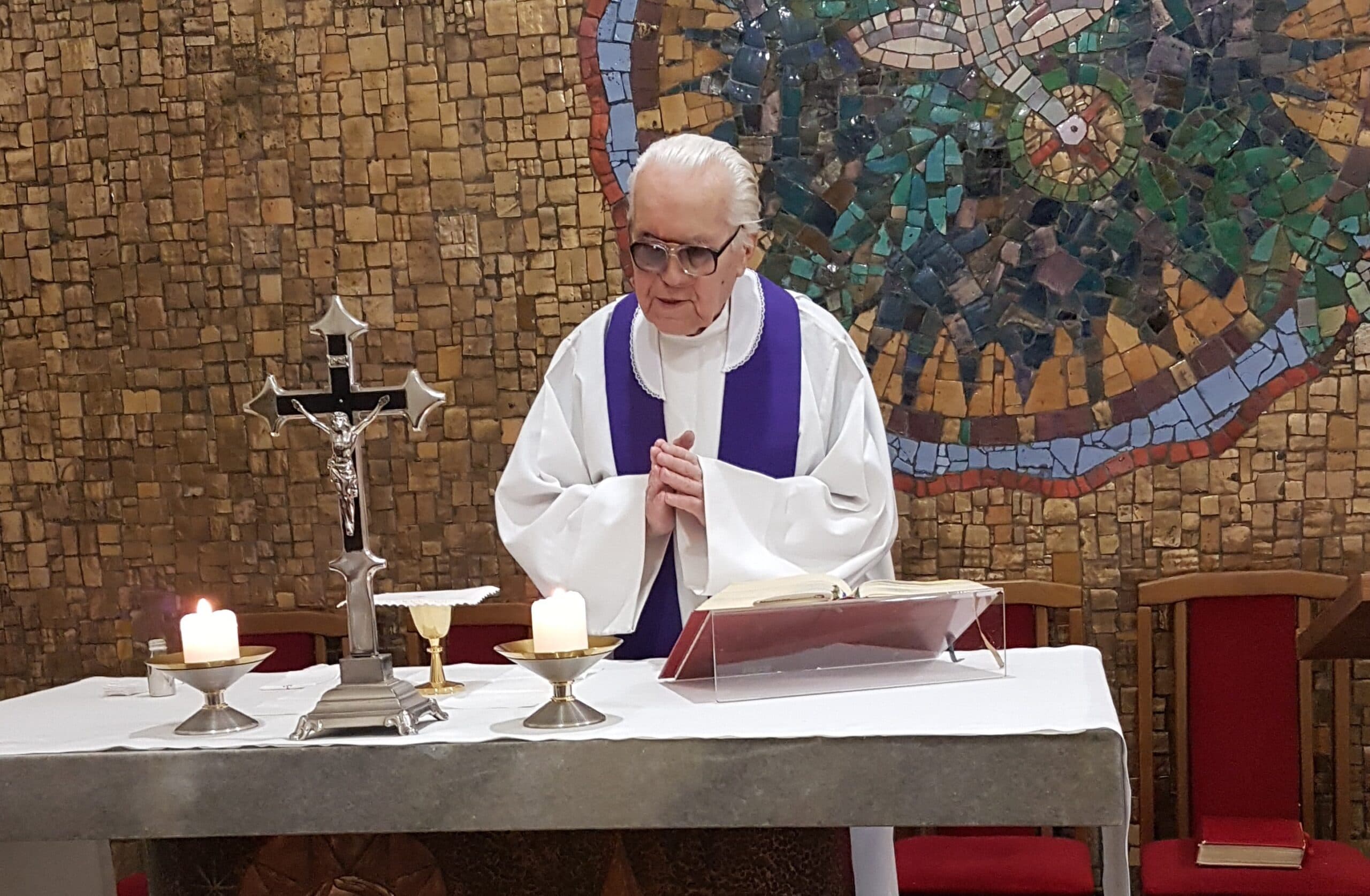 Otec Tadeusz Żurawski pri oltári. Foto: archív Remigie Litwinowiczovej