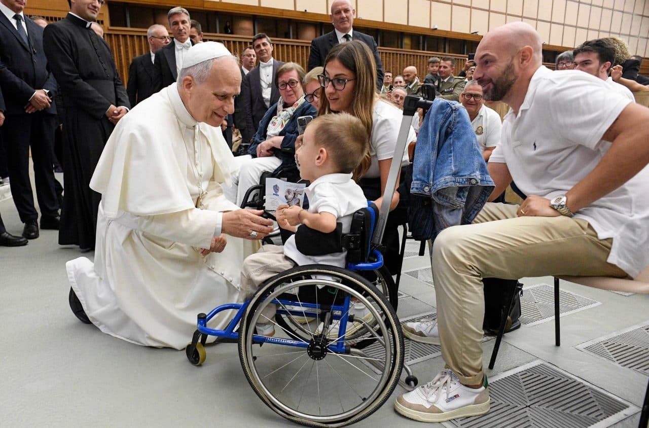 Pápež Lev XIV. pozdravuje účastníkov generálnej audiencie v Aule Pavla VI. Zdroj: Slovenská sekcia Vatican News