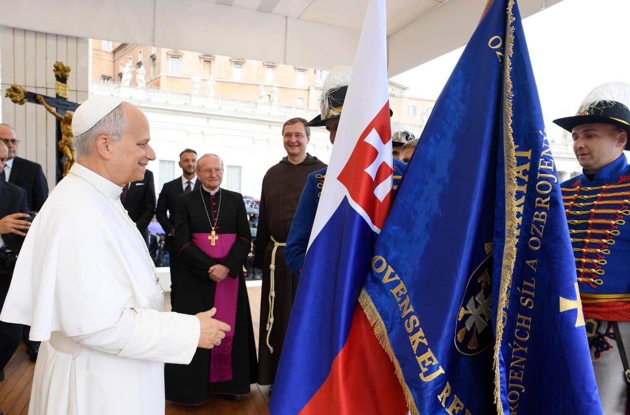 Pápež Lev XIV. prijíma počas generálnej audiencie 24. septembra 2025 delegáciu pútnikov z Ordinariátu OS a OZ SR. Zdroj: Slovenská sekcia Vatican News