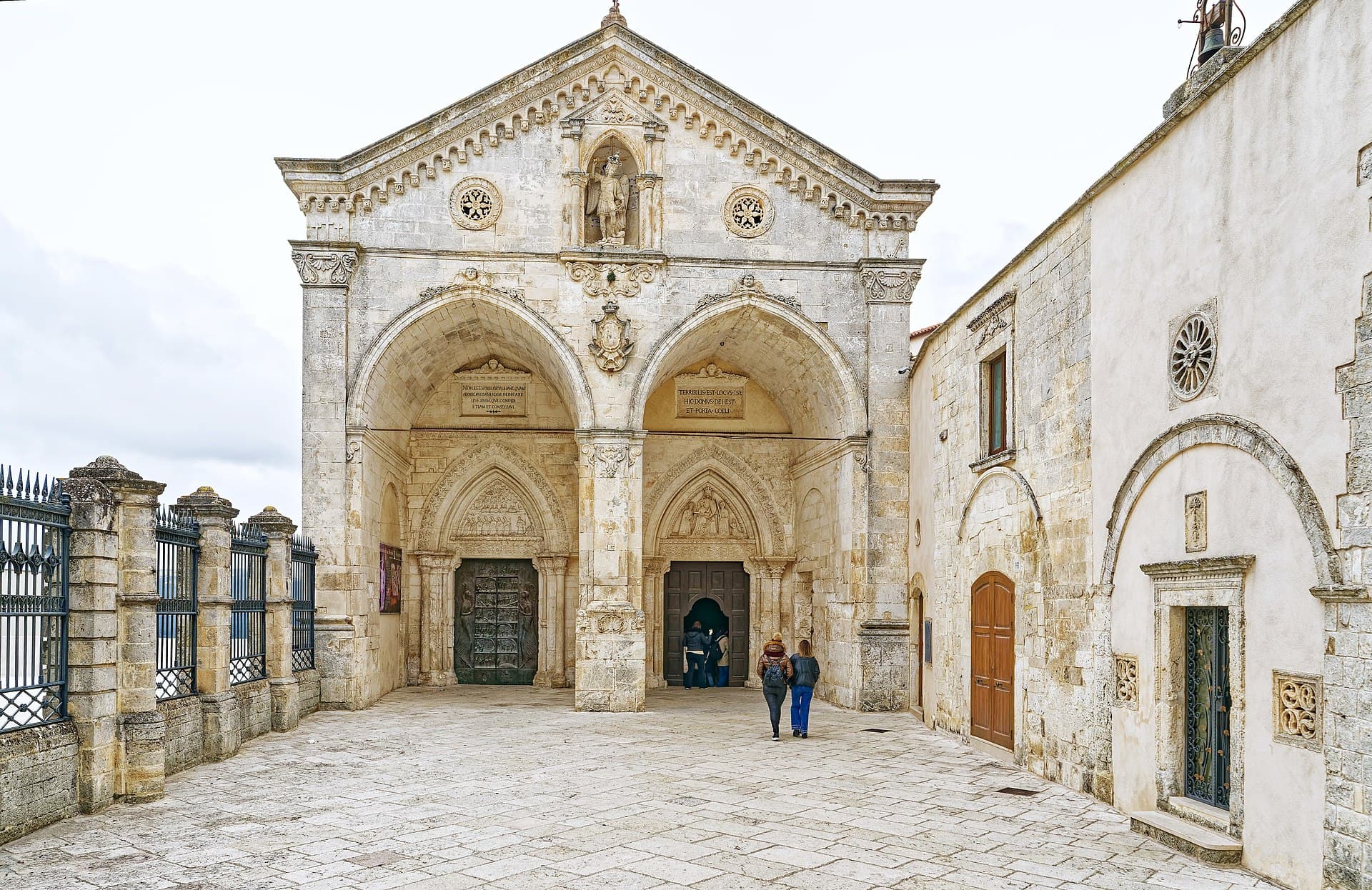 Vchod do „nebeskej baziliky“ zasvätenej svätému Michalovi Archanjelovi. Zdroj: wikipedia