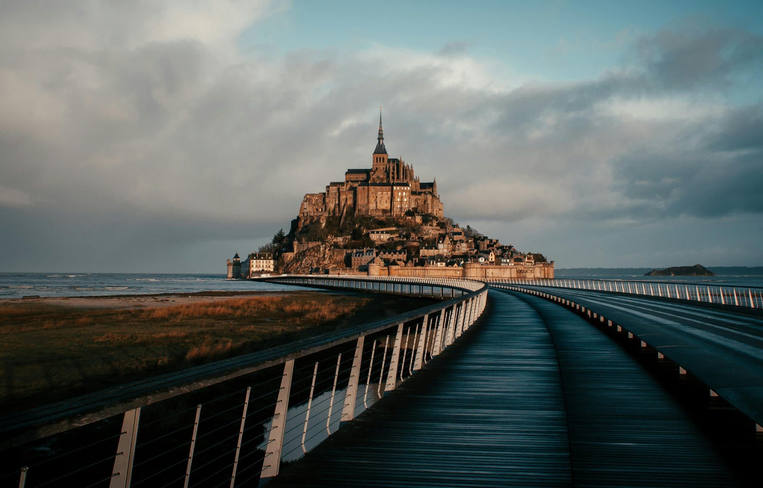 Benediktínsky kláštor Mont-Saint-Michel na skalnatom ostrove v Normandii vo Francúzsku. Zdroj: pexels.com