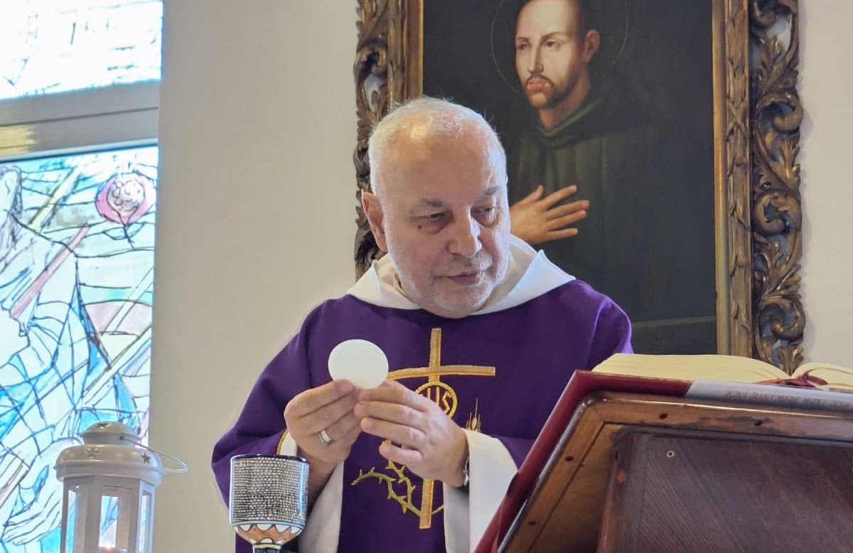 Páter Pius Majerovič OP počas svätej omše v Domove svätého Jána z Boha v Bratislave. Zdroj: archív pátra Piusa Majeroviča OP