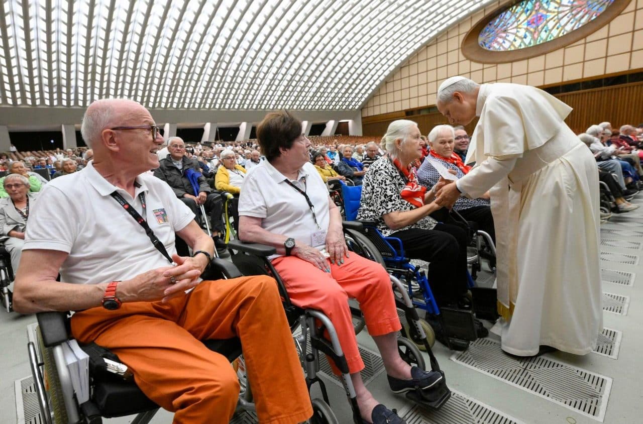 Svätý Otec Lev XIV. pozdravuje nemeckých pútnikov v Aule Pavla VI. pred generálnou audienciou 1. októbra 2025. Zdroj: Slovenská sekcia Vatican News