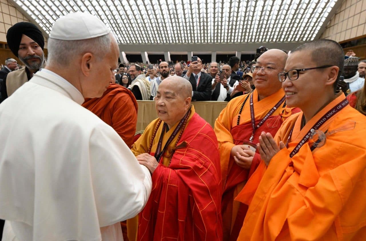 Pápež Lev XIV. sa 28. októbra stretol v Aule Pavla VI. s predstaviteľmi svetových náboženstiev. Zdroj: Slovenská sekcia Vatican News