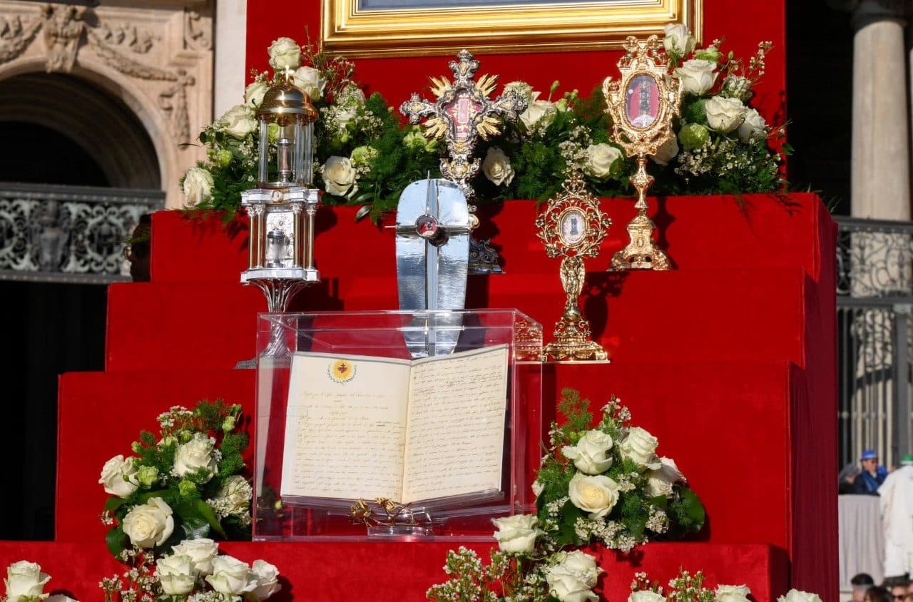 Relikvie siedmich nových svätcov, ktorých kanonizoval pápež Lev XIV. v nedeľu 19.10.2025 vo Vatikáne. Zdroj: Slovenská sekcia Vatican News