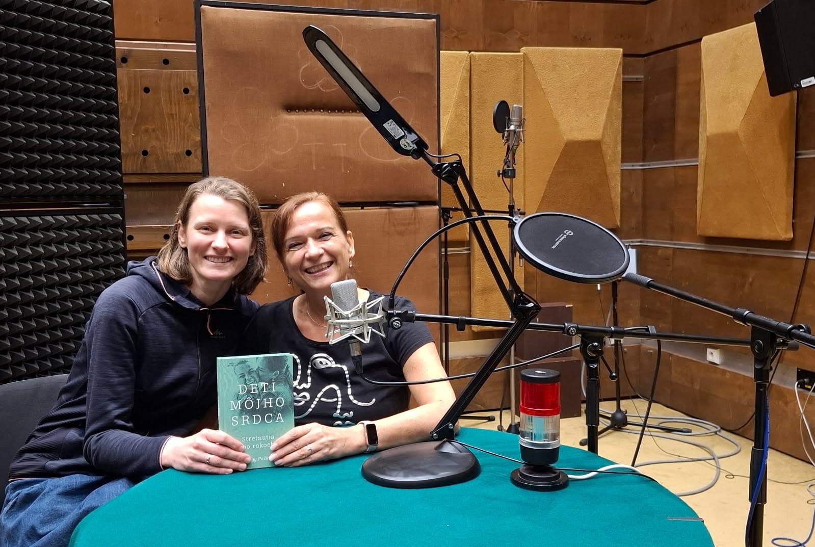 Peggy Pažitná (vpravo) v rozhlasovom štúdiu s Jankou Špačkovou, ktorá prekonala ťažké ochorenie. Foto: Andrea Eliášová