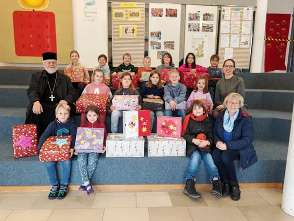 Otec Andreas Thiermeyer s deťmi z Nemecka, ktoré pripravili balíčky pre svojich rovesníkov na Ukrajine. Zdroj: archív otca Andreasa Thiermeyera