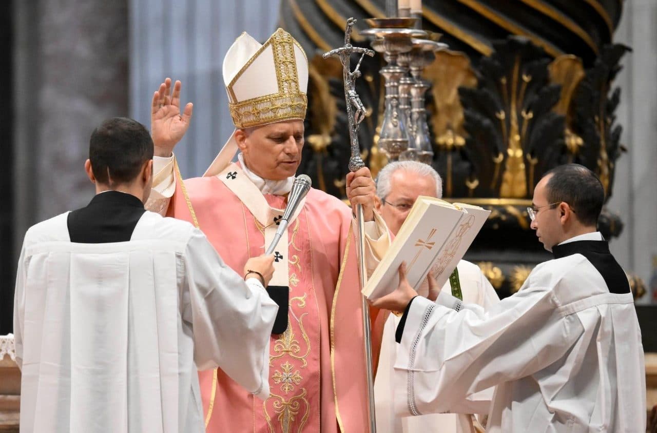 Ako čierny dym meškal pre zabudnutý mobil. Nová kniha odhaľuje detaily z ostatného konkláve