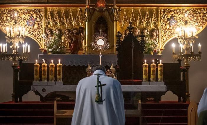 Spišský diecézny biskup František Trstenský počas eucharistickej adorácie. Zdroj: archív biskupa Františka Trstenského