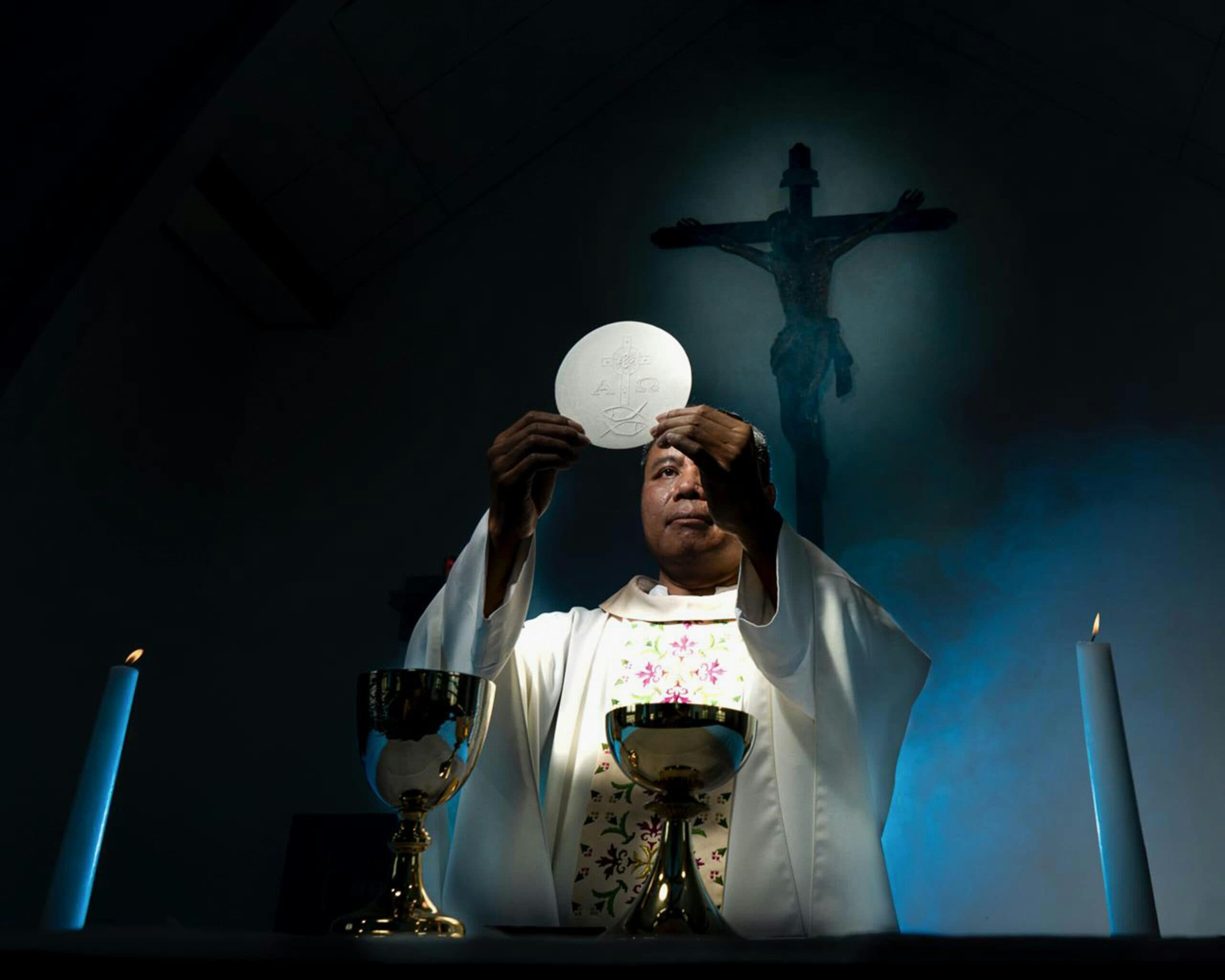 Prijal Eucharistiu “načierno”. Neskôr sa stal kňazom