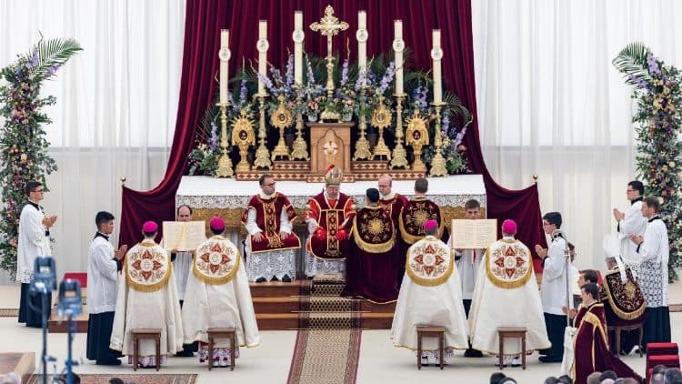 Kňazské bratstvo svätého Pia X. vysvätilo 1.7.2026 štyroch nových biskupov. Zdroj: Slovenská sekcia Vatican News