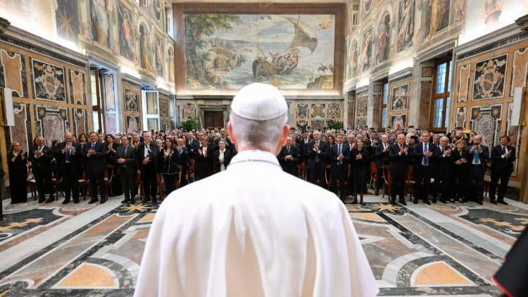 Pápež Lev XIV. pri stretnutí s predstaviteľmi talianskych bánk a úverových inštitúcií 16. júna 2016. Zdroj: Slovenská sekcia Vatican News